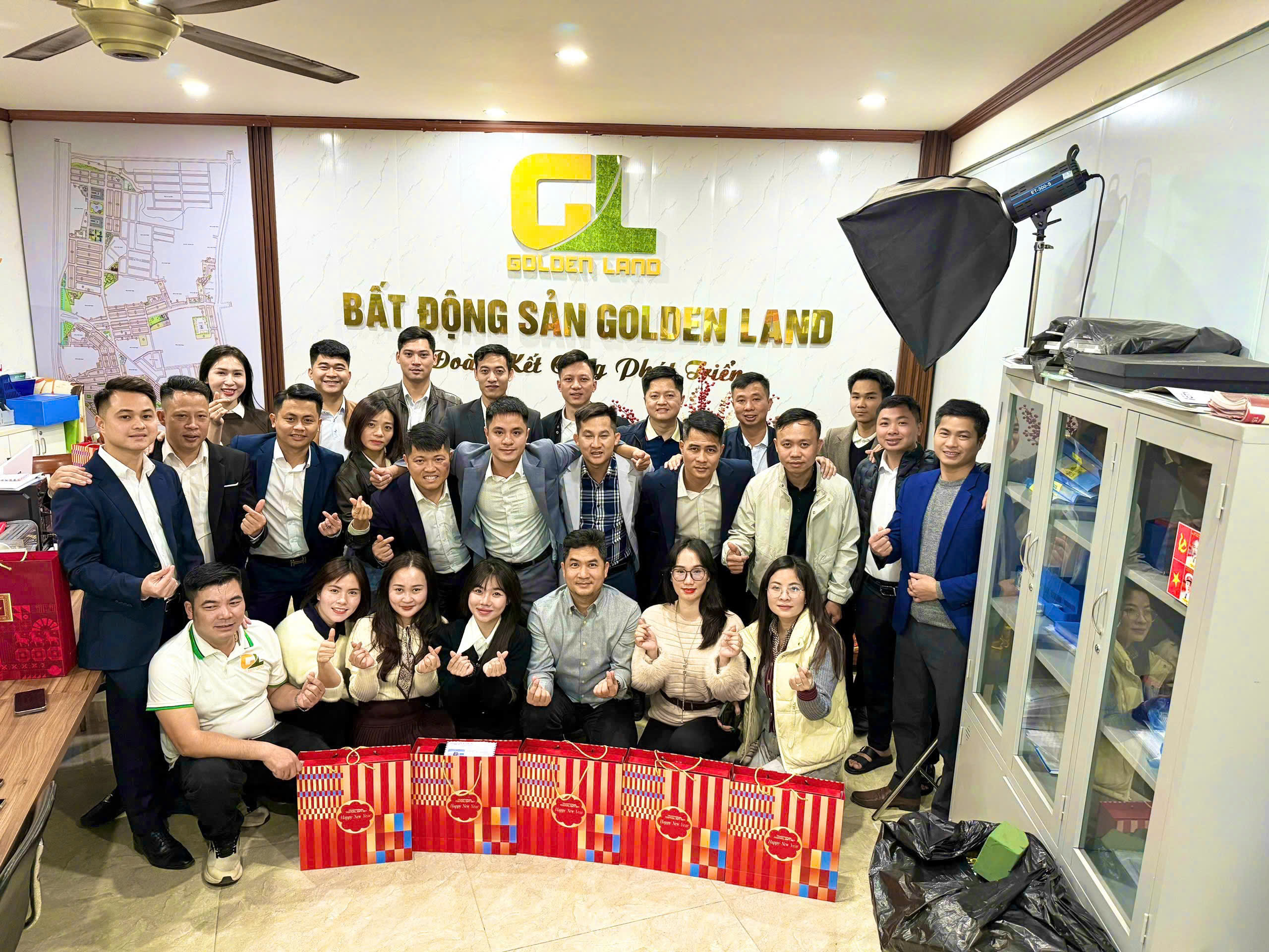 Đội ngũ Golden Land du lịch trên du thuyền Hạ Long
